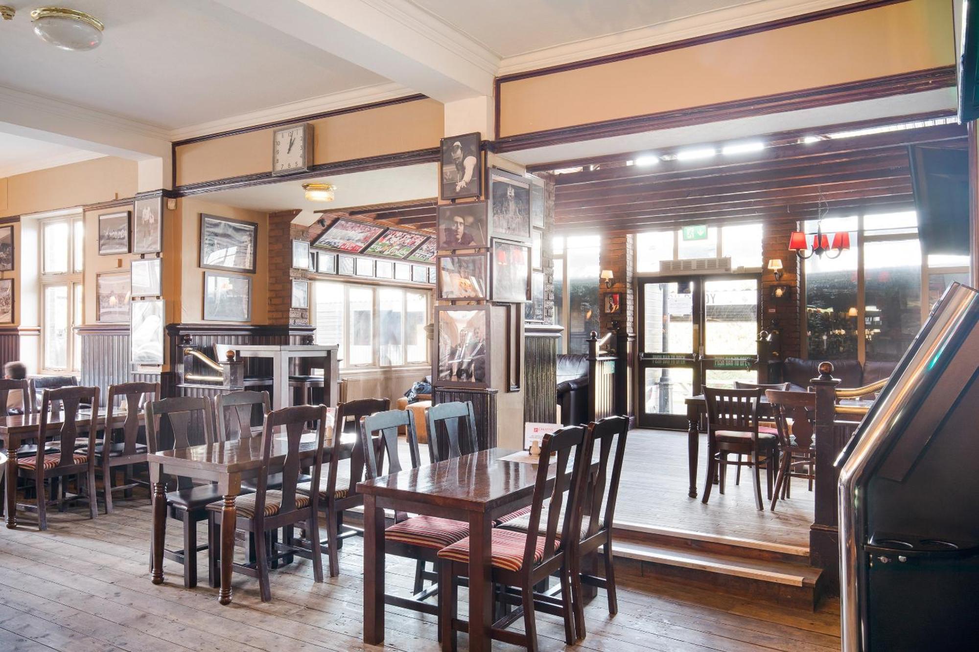 Oyo The Green Man Pub And Hotel Londen Buitenkant foto